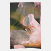 Tiny Grasshopper auf der Blume der weißen Azalea Geschirrtuch (Vertikal)