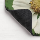 Tiny Grasshopper auf weißer Blume Mousepad (Ecke)