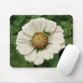 Tiny Grasshopper auf weißer Blume Mousepad (Mit Mouse)