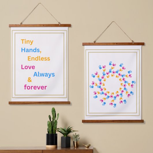 Tiny Hands Endless Love –Family Handprint Wall art Wandteppich Mit Holzrahmen (Asymmetrisch)