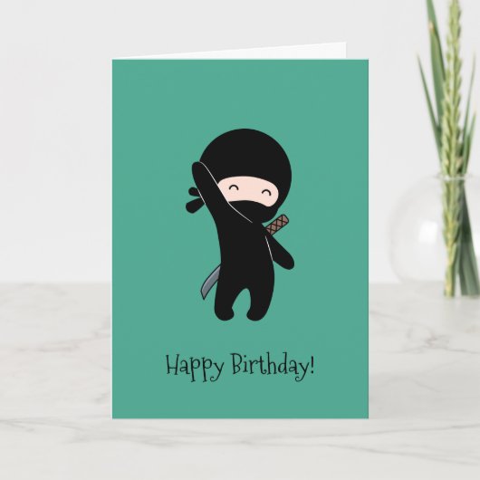 Tiny Happy Ninja am dunklen Grünen Geburtstag Karte (Vorderseite)