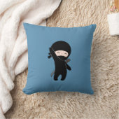 Tiny Happy Ninja auf Blue Kissen (Decke)