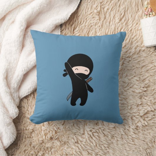 Tiny Happy Ninja auf Blue Kissen (Decke)