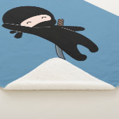 Tiny Happy Ninja auf Blue Sherpadecke (3/4)