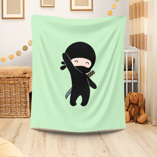 Tiny Happy Ninja auf Green Fleecedecke