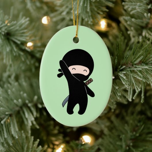 Tiny Happy Ninja auf Green Keramik Ornament (Baum)
