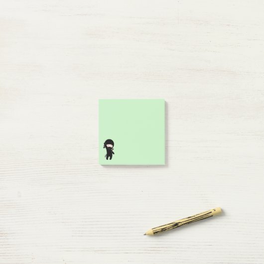 Tiny Happy Ninja auf Green Post-it Klebezettel (Auf Schreibtisch)