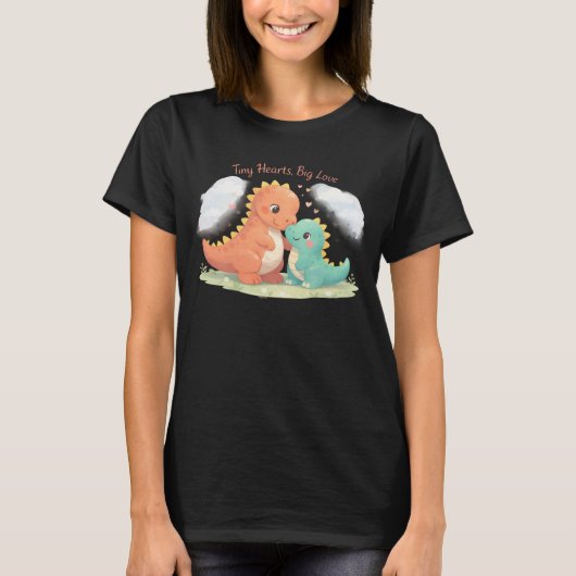 Tiny Hearts, Big Love – Dinosaur Family Illustrati T-Shirt (Vorderseite)