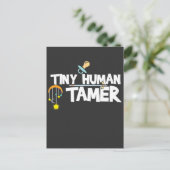 Tiny Human Tamer - Funny Daycare Teacher oder Mama Postkarte (Stehend Vorderseite)