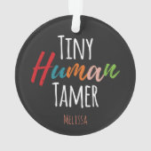 Tiny Human Tamer Kindergarten Lehrerin Typografie Ornament (Rückseite)
