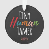 Tiny Human Tamer Kindergarten Lehrerin Typografie Ornament (Vorderseite)