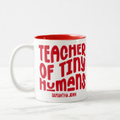 Tiny Humans lehren rotes Textdesign Zweifarbige Tasse (Links)