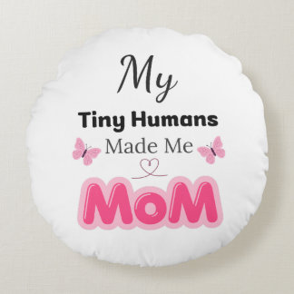 Tiny Humans Made Me Mom Modern Pink Design – Styli Rundes Kissen