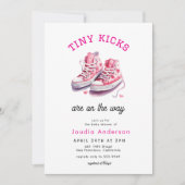 Tiny Kicks Sneakers Sports Pink Baby Shower  Einladung (Vorderseite)