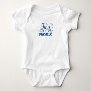 Tiny Miracle in blauen Text Baby Bodysuit Strampler