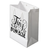 Tiny Miracle! Mittlere Geschenktüte (Vorderseite Schrägansicht)