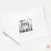 Tiny Miracle! Quadratischer Aufkleber (Umschlag)