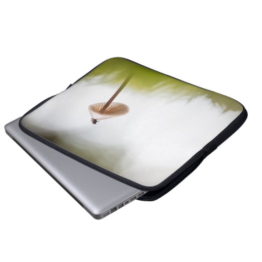 Tiny Mushroom Nature Foto Laptopschutzhülle (Vorne Knopf)