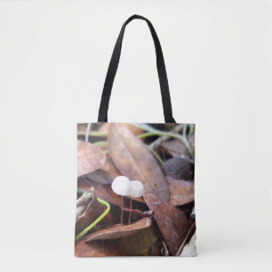 Tiny Mushrooms auf einer komplett bedruckten Tasch Tasche