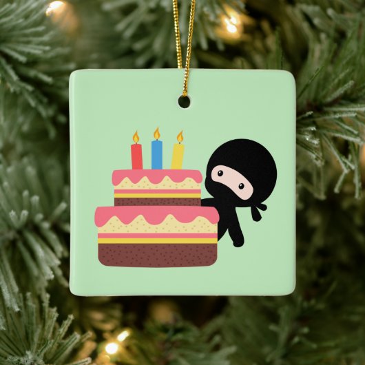 Tiny Ninja Behind Birthday Cake on Green Keramikornament (Baum)