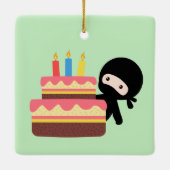 Tiny Ninja Behind Birthday Cake on Green Keramikornament (Rückseite)