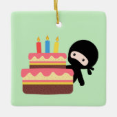 Tiny Ninja Behind Birthday Cake on Green Keramikornament (Vorderseite)
