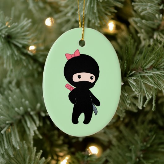 Tiny Ninja Girl on Green Keramik Ornament (Baum)