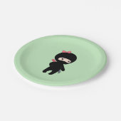 Tiny Ninja Girl on Green Pappteller (Schrägansicht)