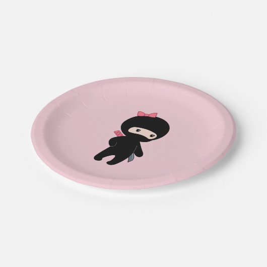 Tiny Ninja Girl on Pink Pappteller (Schrägansicht)