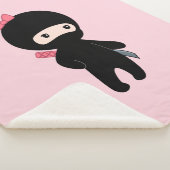 Tiny Ninja Girl on Pink Sherpadecke (3/4)
