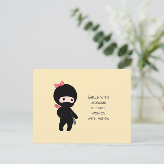 Tiny Ninja Girl Zitat auf Gelb Postkarte (Stehend Vorderseite)