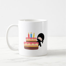 Tiny Ninja Hinter dem Geburtstagskuchen Kaffeetasse
