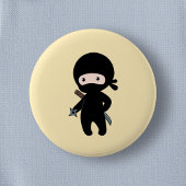 Tiny Ninja Holding Drewing Star auf Gelb Button