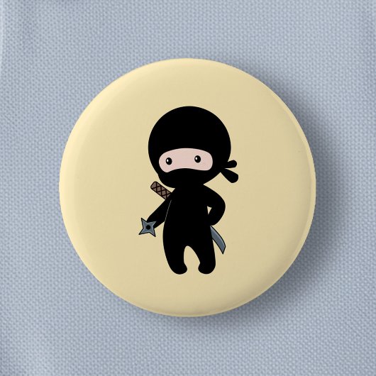 Tiny Ninja Holding Drewing Star auf Gelb Button