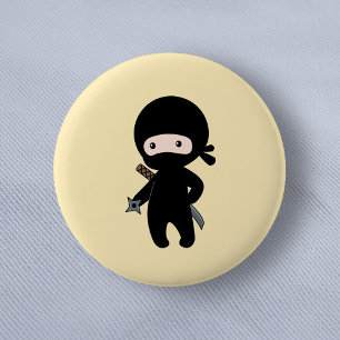 Tiny Ninja Holding Drewing Star auf Gelb Button