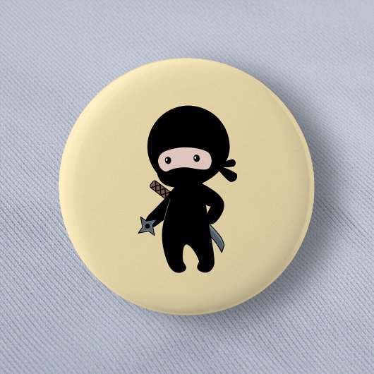 Tiny Ninja Holding Drewing Star auf Gelb Button
