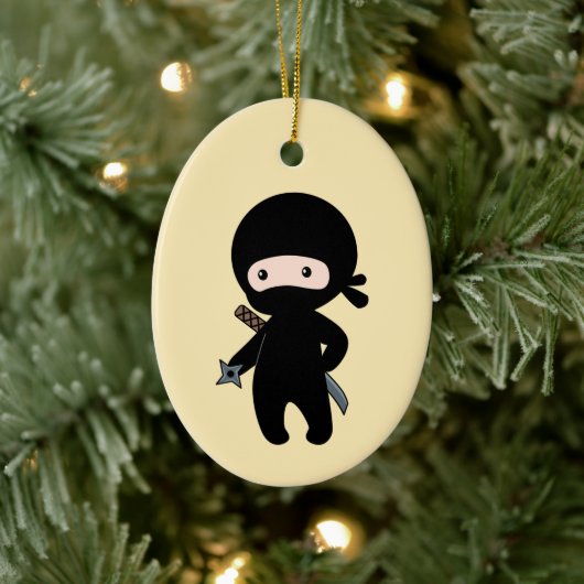 Tiny Ninja Holding Drewing Star auf Gelb Keramik Ornament (Baum)