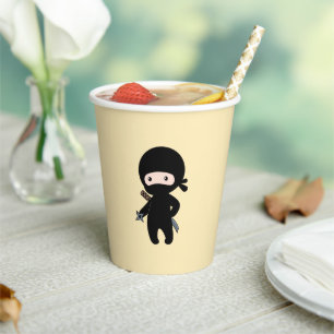 Tiny Ninja Holding Drewing Star auf Gelb Pappbecher