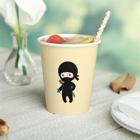 Tiny Ninja Holding Drewing Star auf Gelb Pappbecher (In Situ)