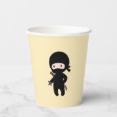 Tiny Ninja Holding Drewing Star auf Gelb Pappbecher (Rückseite)