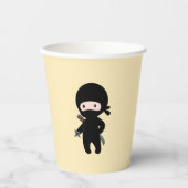 Tiny Ninja Holding Drewing Star auf Gelb Pappbecher (Vorderseite)