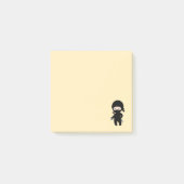 Tiny Ninja Holding Drewing Star auf Gelb Post-it Klebezettel (Vorderseite)
