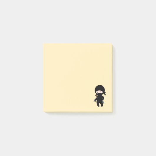 Tiny Ninja Holding Drewing Star auf Gelb Post-it Klebezettel (Vorderseite)