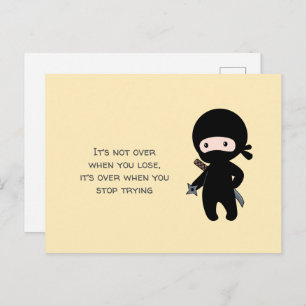 Tiny Ninja Holding-Star auf gelbem Zitat Postkarte