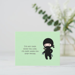 Tiny Ninja Holding-Star auf grünem Zitat Postkarte