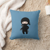 Tiny Ninja Holding Throwing Star auf Blue Kissen (Decke)