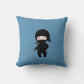 Tiny Ninja Holding Throwing Star auf Blue Kissen (Vorderseite)