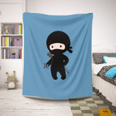 Tiny Ninja Holding Throwing Star auf Blue Sherpadecke