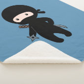 Tiny Ninja Holding Throwing Star auf Blue Sherpadecke (3/4)