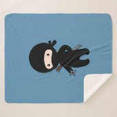 Tiny Ninja Holding Throwing Star auf Blue Sherpadecke (Vorderseite (Horizontal))